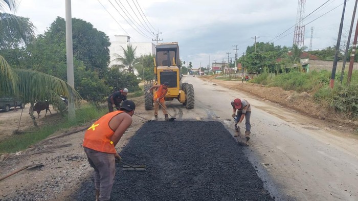 Perbaikan jalan oleh UPT IV Dinas PUPR (Dok Dinas PUPR Riau)