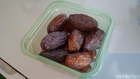 Kurma medjool memiliki ukuran yang lebih besar jika dibandingkan dengan kurma-kurma lainnya. Kurma ini dijual dengan beberapa ukuran kemasan dengan harga mulai dari Rp 67.500. Foto: detikcom/Diah Afrilian