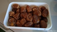 Ada juga kurma sukhari yang setiap tahun tak pernah absen dari rak di supermarket. Kurma asli Arab Saudi ini memiliki ciri khas bentuk buah yang besar, kulit yang kering, serta warnanya cokelat muda. Foto: detikcom/Diah Afrilian