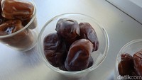 Bagian kulit kurma anggur lebih mulus dibandingkan kurma lainnya. Tekstur bagian kulitnya juga lebih kering tetapi tidak rapuh, hanya ada sedikit pecahan di beberapa sisinya. Foto: detikcom/Diah Afrilian