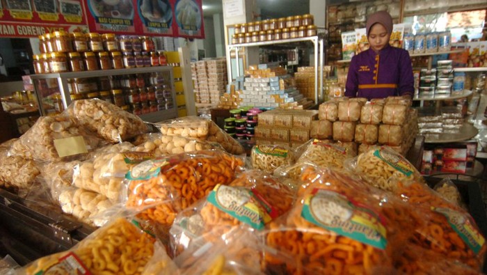 Pekerja menata oleh-oleh makanan ringan di Toko Yes Brebes, Jawa Tengah, Sabtu (30/3/2024). Pengelola mulai menambah persediaaan makangan ringan dan telur asin dari 10.000 menjadi 40.000 makanan ringan per hari karena sudah mulai ada peningkatan penjualan serta untuk persiapan menyambut arus mudik lebaran 2024. ANTARA FOTO/Oky Lukmansyah/wpa.