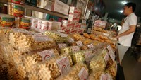Pekerja menata oleh-oleh makanan ringan di Toko Yes Brebes, Jawa Tengah, Sabtu (30/3/2024).