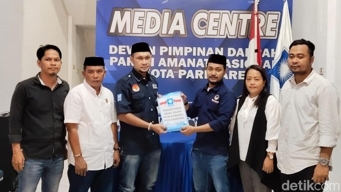 Perwakilan FAS saat mengambil formulir penjaringan cawalkot Parepare di PAN.