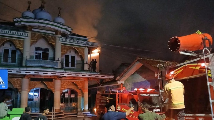 Petugas damkar berusaha memadamkan api yang membakar atap masjid dan ponpes di Kelurahan Gunung Simping, Kecamatan Cilacap Tengah, Kabupaten Cilacap, Senin (1/4/2024) dini hari.