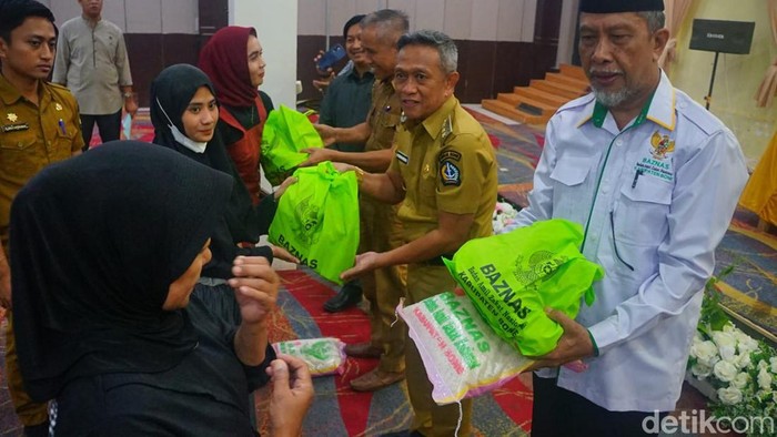 Pj Bupati Bone Andi Islamuddin dan Ketua Baznas Bone Zainal Abidin menyalurkan sembako.