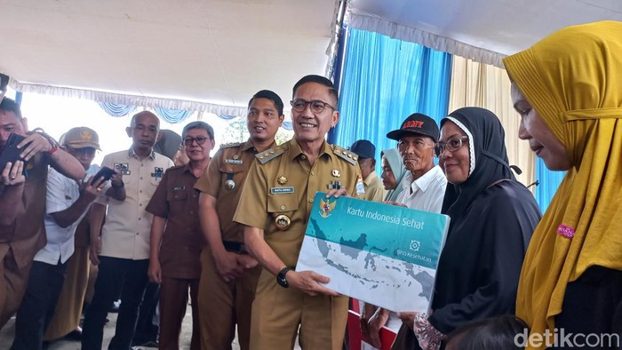 Pj Wali Kota Palembang Ratu Dewa meberikan Kartu Indonesia Sehat (KIS) secara simbolis kepada warga.