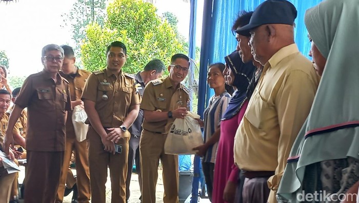 Pj Wali Kota Palembang Ratu Dewa memberikan bantuan sembako ke warga.
