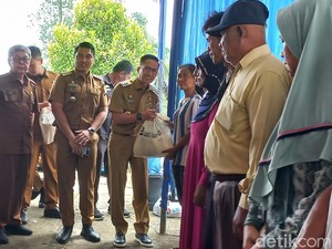 Tekan Inflasi-Kemiskinan Ekstrem, Pj Walkot Palembang Bagikan 1.013 Sembako