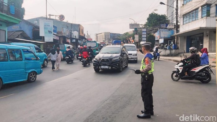 Polisi berjaga di seputaran titik rawan macet di Sukabumi
