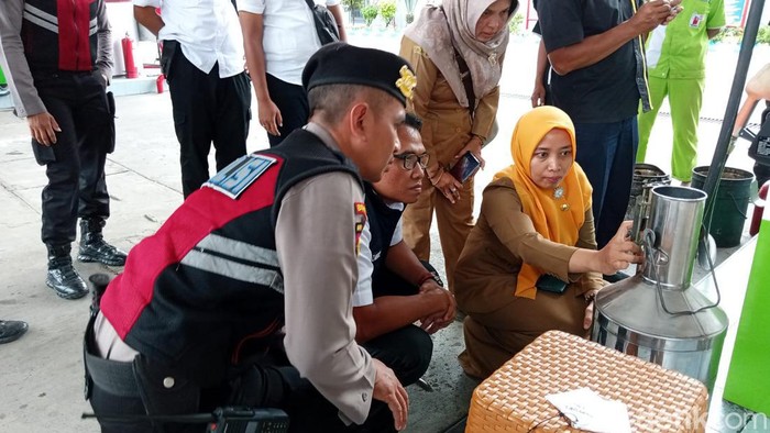 Polisi Diskomindag di Trenggalek cek BBM di SPBU