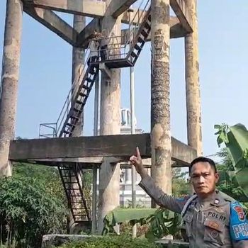 Polisi menggagalkan upaya pemuda yang hendak lompat dari tower setinggi 25 meter di Kota Bogor. Pemuda itu ingin bunuh diri karena ponselnya hilang. (dok Ist)