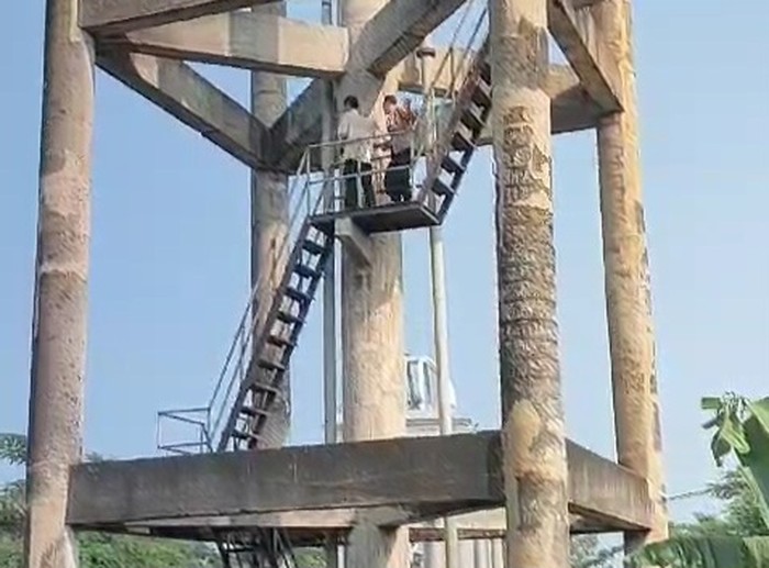 Polisi menggagalkan upaya pemuda yang hendak lompat dari tower setinggi 25 meter di Kota Bogor. Pemuda itu ingin bunuh diri karena ponselnya hilang. (dok Ist)