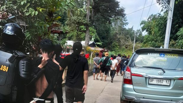 Polisi menggerebek judi sabung ayam di Toraja Utara. Dokumen Istimewa