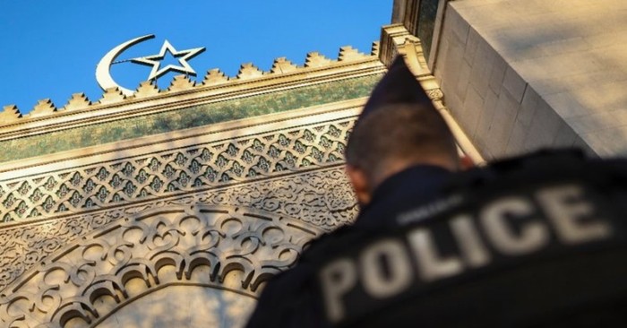 Polisi Prancis berdiri di sebuah masjid