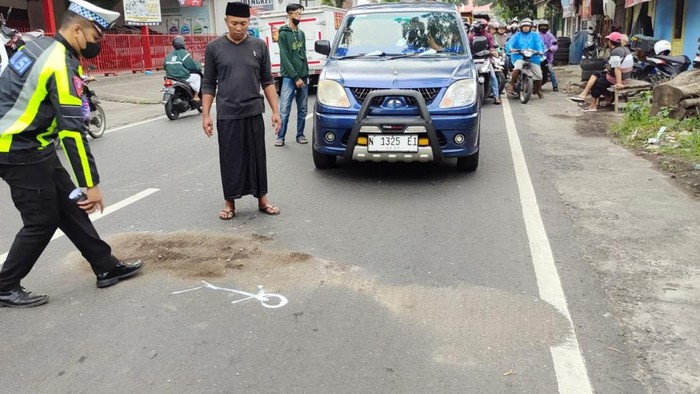 Polisi saat melakukan olah TKP mahasiswa tewas terlindas truk di Malang