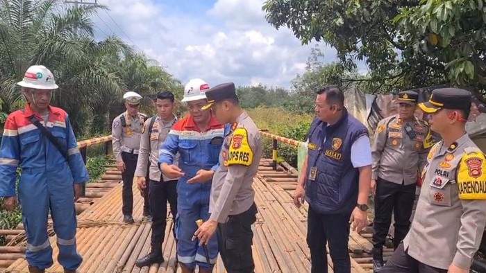 Polres Mura didampingi Pertamina mengecek kondisi Jembatan Sungai Teras, penghubung PALI-Mura.