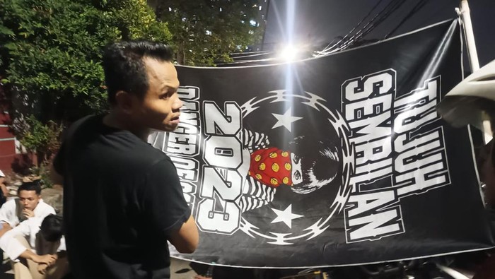 Polsek Kemayoran mengamankan puluhan remaja yang konvoi sambil bawa bendera dan menyalakan petasan