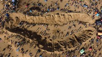 Festival ini merupakan tradisi tahunan yang telah berjalan selama lebih dari 17 tahun, menarik banyak orang untuk mengagumi kreasi pasir.  