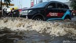 Potret Pengendara Nekat Terobos Banjir di Bekasi