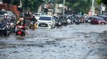 Potret Pengendara Nekat Terobos Banjir di Bekasi