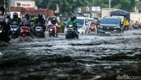 Diketahui hujan deras mengguyur Kota Bekasi pukul 12.00 WIB, hujan yang tak kunjung mereda membuat jalanan ini terendam banjir. 