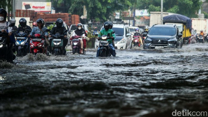 Potret Pengendara Nekat Terobos Banjir di Bekasi Banjir merendam Jalan Jenderal Sudirman, Kayuringin, Bekasi, Senin (1/4/2024). Meski begitu, banyak pengendara yang nekat menerobos banjir tersebut.