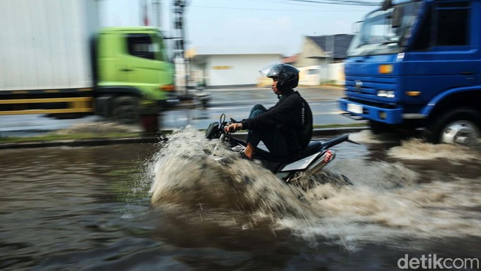 Potret Pengendara Nekat Terobos Banjir di Bekasi Banjir merendam Jalan Jenderal Sudirman, Kayuringin, Bekasi, Senin (1/4/2024). Meski begitu, banyak pengendara yang nekat menerobos banjir tersebut.