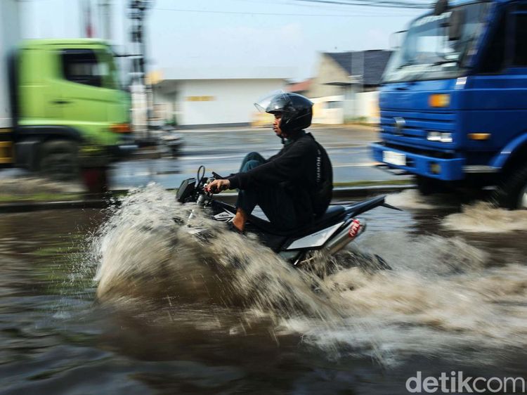 Potret Pengendara Nekat Terobos Banjir di Bekasi