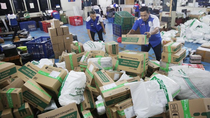 Pekerja melakukan pengepakan barang kiriman logistik di TIKI Pemuda, Jakarta Timur, Senin (1/4/2024).