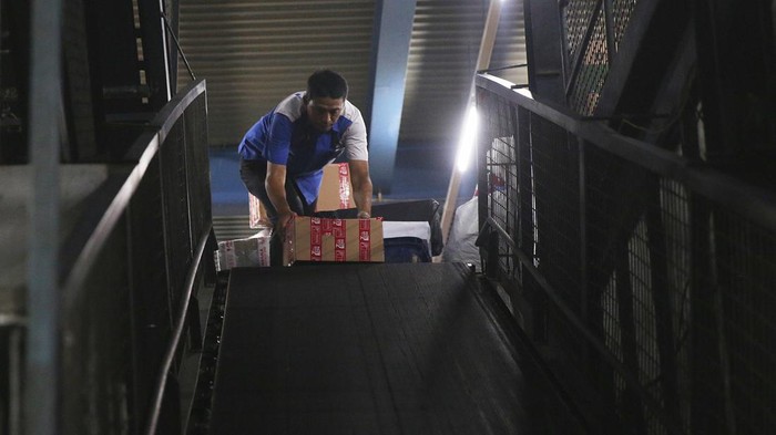 Pekerja melakukan pengepakan barang kiriman logistik di TIKI Pemuda, Jakarta Timur, Senin (1/4/2024).