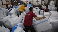 Pekerja melakukan pengepakan barang kiriman logistik di TIKI Station Pemuda, Rawamangun, Jakarta Timur, Senin (1/4/2024). Kemenhub memperkirakan akan terjadi pergerakan masyarakat mencapai sekitar 193,6 juta orang selama Lebaran tahun ini. Hal ini juga akan berpotensi mempengaruhi peningkatan arus barang. Menyikapi hal tersebut, TIKI telah mempersiapkan diri mulai dari persiapan operasional, layanan dan produk yang disesuaikan dengan kebutuhan pelangan hingga pelayanan customer service.