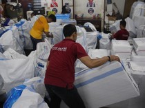 Potret Sibuknya Pengiriman Barang Jelang Lebaran
