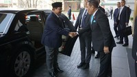 Mobil mewah buatan China itu untuk kedua kalinya digunakan Prabowo saat mengunjungi Negeri Tirai Bambu. Sebelumnya Prabowo juga sempat menumpangi mobil serupa saat lawatan ke Beijing pada April 2024. Kala itu Prabowo masih menjabat sebagai Menteri Pertahanan. Foto: X Gerindra