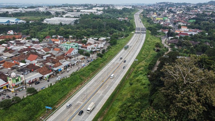 Foto udara sejumlah kendaraan roda empat melaju di Jalan Tol Trans Jawa Ruas Semarang-Batang menuju Gerbang Tol (GT) Kalikangkung, Semarang, Jawa Tengah, Minggu (31/3/2024). PT Jasamarga Semarang Batang memprediksi lonjakan volume kendaraan arus mudik Lebaran melewati GT Kalikangkung akan terjadi pada 6 April 2024 sebanyak 71.901 kendaraan per hari menuju arah ke Semarang, angka tersebut naik 4,4 persen lebih tinggi dibandingkan dengan periode libur Lebaran Idul Fitri tahun sebelumnya. ANTARA FOTO/Makna Zaezar/YU