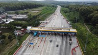 Foto udara sejumlah kendaraan roda empat melaju di Jalan Tol Trans Jawa Ruas Semarang-Batang menuju Gerbang Tol (GT) Kalikangkung, Semarang, Jawa Tengah, Minggu (31/3/2024).