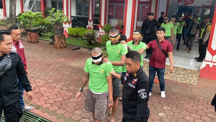 Proses pemindahan napi dari Lapas Semarang menuju Lapas Nusakambangan, Senin (1/4/2024).