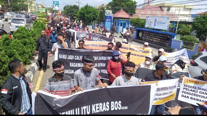 Puluhan massa demo menuntut pelaku penganiaya Bawaslu dan Panwascam Muba ditangkap.