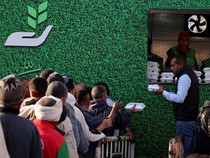 Ramai-ramai Antre di Dapur Keliling Bank Makanan Mesir