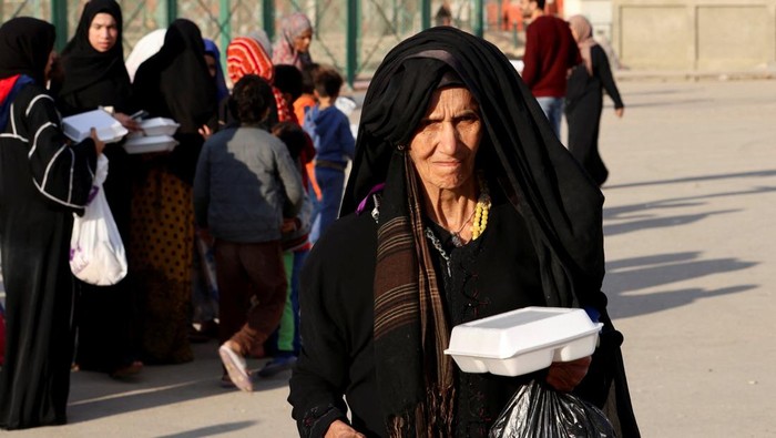 Members of the Egyptian Food Bank give hot meals to fasting public in their mobile kitchen called 