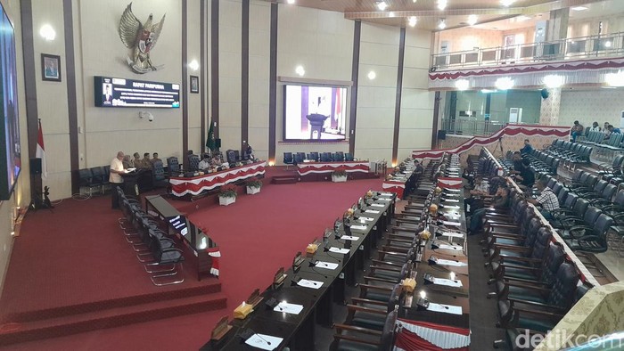 Rapat paripurna DPRD Medan tentang pembacaan hasil pembahasan LKPJ anggaran tahun 2024 (Nizar Aldi/detikSumut)