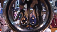 Tenda dipasang di teras masjid, sementara ibadah dilakukan di ruang utama masjid. 