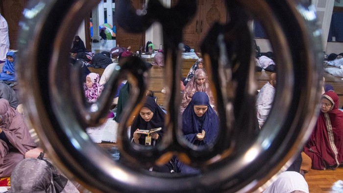 Jemaah membaca Al Quran dan melaksanakan shalat malam saat beriktikaf di Masjid Raya Habiburahman, Bandung, Jawa Barat, Senin (1/4/2024) dini hari. Ratusan tenda didirikan umat muslim yang datang dari sejumlah daerah di Indonesia di masjid tersebut untuk memulai melaksanakan ibadah iktikaf pada sepuluh hari terakhir bulan Ramadhan guna mendapatkan malam Lailatul Qadar yang penuh berkah. ANTARA FOTO/Novrian Arbi/foc.