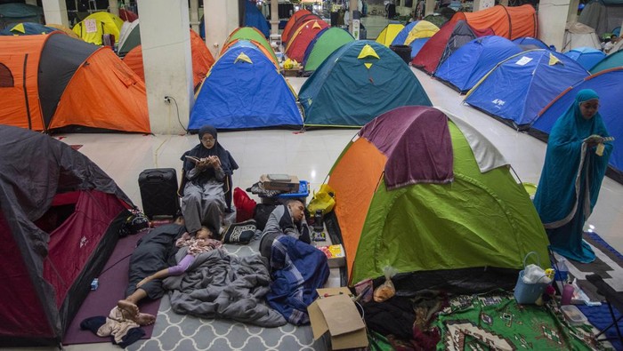 Jemaah membaca Al Quran dan melaksanakan shalat malam saat beriktikaf di Masjid Raya Habiburahman, Bandung, Jawa Barat, Senin (1/4/2024) dini hari. Ratusan tenda didirikan umat muslim yang datang dari sejumlah daerah di Indonesia di masjid tersebut untuk memulai melaksanakan ibadah iktikaf pada sepuluh hari terakhir bulan Ramadhan guna mendapatkan malam Lailatul Qadar yang penuh berkah. ANTARA FOTO/Novrian Arbi/foc.