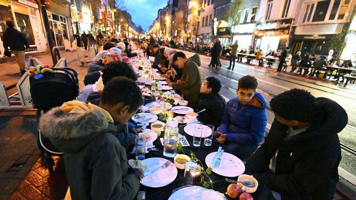 ANVERS, BELGIUM - MARCH 31: People attend mass iftar dinner with 2 km long iftar table set up with the aim of promoting coexistence and tolerance, aligning perfectly with the spirit of unity coinciding with both Ramadan festivities and the Easter holiday in Anvers, Belgium on March 31, 2024. (Photo by Dursun Aydemir/Anadolu via Getty Images)