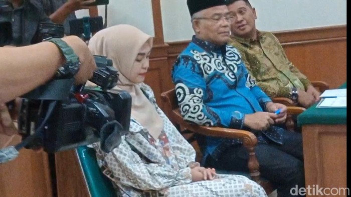 ria ricis dan teuku ryan Ria Ricis dan Teuku Ryan datang ke sidang cerai.