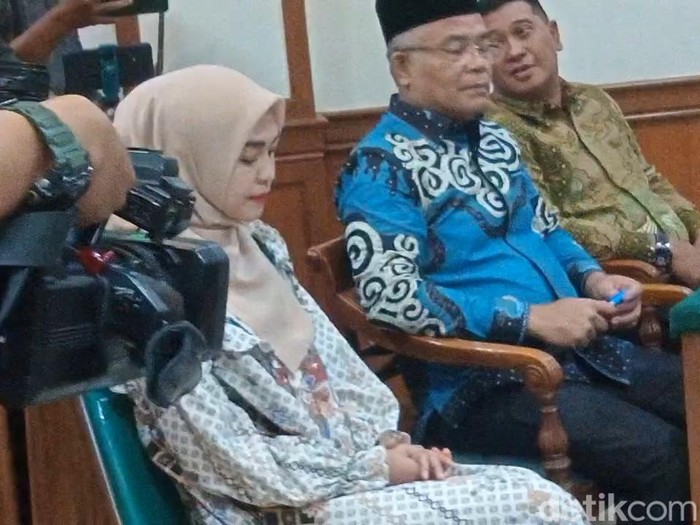 Ria Ricis dan Teuku Ryan datang ke sidang cerai.