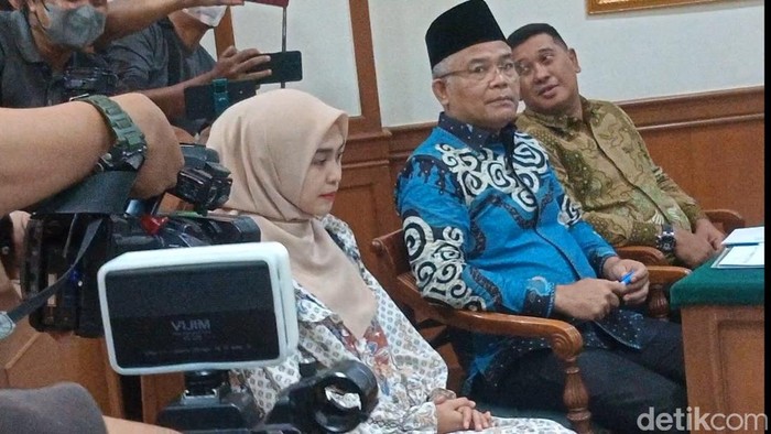 ria ricis dan teuku ryan Ria Ricis dan Teuku Ryan datang ke sidang cerai.