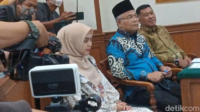 Ria Ricis hadiri sidang cerai.