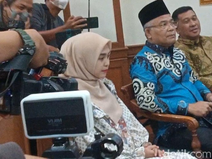 Ria Ricis hadiri sidang cerai.