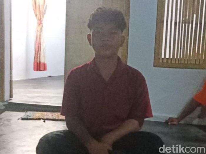 Riski Maulana yang matanya disembur kobra
